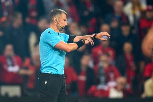 Fußball: Europa League, Saison 2022 2023, Halbfinale, Bayer 04 Leverkusen - AS Rom am 18.05.2023 in Leverkusen (Nordrhein-Westfalen). Schiedsrichter Slavko Vincic (Slowenien) Gestik, Copyright: xChristopherxNeundorfx xKirchnerxMediax