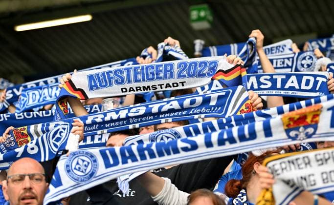 Sport Bilder des Tages 19.05.2023, xfux, Fussball 2.Bundesliga, SV Darmstadt 98 - 1.FC Magdeburg, emonline, emspor, v.l. Fans SV Darmstadt 98, SVD, Lilien, Stimmung, Schals, Trikots, Fan mit einem Schal mit der Aufschrift ãAufsteiger 2023Ò Aufstieg (DFL DFB REGULATIONS PROHIBIT ANY USE OF PHOTOGRAPHS as IMAGE SEQUENCES and or QUASI-VIDEO. Eine Lizenzierung des Lichtbildwerkes an den SV Darmstadt 1898 e.V. sowie Tochterunternehmen ist nicht gestattet. NO release of or sale to SV Darmstadt 1898 e.V.) Darmstadt