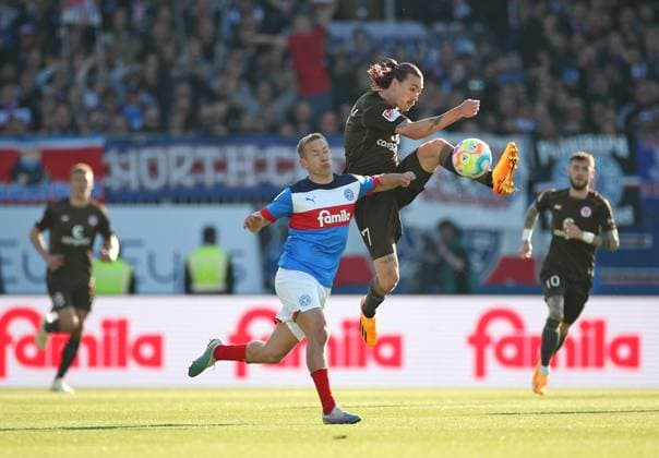 Sport Bilder des Tages 19.05.2023, Fussball 2. Bundesliga 2022 2023, 33. Spieltag, Holstein Kiel - FC St. Pauli , im Holstein-Stadion Kiel. (L-R) Lewis Holtby (Holstein Kiel) gegen Jackson Irvine (FC St. Pauli)