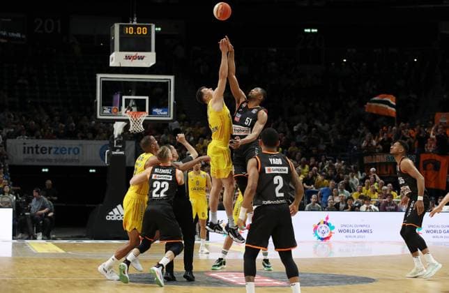 Sport Themen der Woche KW20 Tip Off Anwurf Yanni Wetzell, Bruno Caboclo Zweikampf Spielszene Aktion Basketball BBL Bundesliga Play Off Viertelfinale 3. Spiel Herren Saison 2022 2023 19.05.2023 ALBA Berlin vs Ratiopharm Ulm *** Tip Off Throw Off Yanni Wetzell, Bruno Caboclo Duel Game Scene Action Sports Basketball BBL Bundesliga Play Off Quarterfinal 3 Game Men Season 2022 2023 19 05 2023 ALBA Berlin vs Ratiopharm Ulm