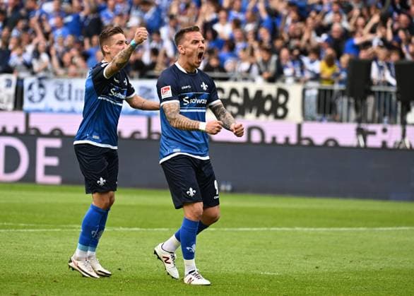 19.05.2023, xfux, Fussball 2.Bundesliga, SV Darmstadt 98 - 1.FC Magdeburg, emonline, emspor, v.l. Marvin Mehlem (SV Darmstadt 98), Torschuetze Torschütze Phillip Tietz (SV Darmstadt 98) Torjubel, Jubel, Goal celebration, celebrate the goal zum 1:0 jubelnd bejubelt jubelt jubeln Jubel (DFL DFB REGULATIONS PROHIBIT ANY USE OF PHOTOGRAPHS as IMAGE SEQUENCES and or QUASI-VIDEO. Eine Lizenzierung des Lichtbildwerkes an den SV Darmstadt 1898 e.V. sowie Tochterunternehmen ist nicht gestattet. NO release of or sale to SV Darmstadt 1898 e.V.) Darmstadt