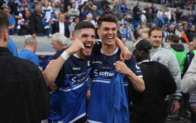 19.05.2023, xdcx, Fussball 2. Bundesliga, SV Darmstadt 98 - 1. FC Magdeburg, emonline, emspor, despor, v.l., Emir Karic (SV Darmstadt 98) und Mathias Honsak (SV Darmstadt 98) feiern den Aufstieg DFL DFB REGULATIONS PROHIBIT ANY USE OF PHOTOGRAPHS AS IMAGE SEQUENCES AND OR QUASI-VIDEO.