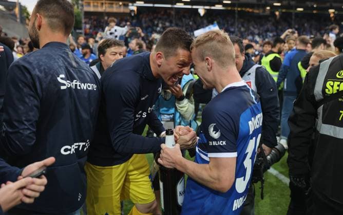 19.05.2023, xdcx, Fussball 2. Bundesliga, SV Darmstadt 98 - 1. FC Magdeburg, emonline, emspor, despor, v.l., Torwart Alexander Brunst (SV Darmstadt 98) und Fabian Holland (SV Darmstadt 98) feiern den Aufstieg DFL DFB REGULATIONS PROHIBIT ANY USE OF PHOTOGRAPHS AS IMAGE SEQUENCES AND OR QUASI-VIDEO.