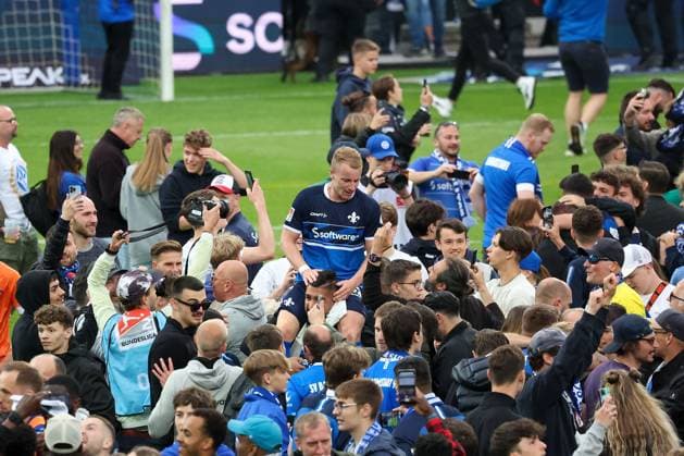 Darmstadt, 19.Mai 2024 Fussball 2. Bundesliga SV Darmstadt 98 - 1. FC Magdeburg v.l., Fabian Holland (SV Darmstadt 98), ein Fan trägt El Capitano, die Fans jubeln jubelt nach Spielende. (DFL DFB REGULATIONS PROHIBIT ANY USE OF PHOTOGRAPHS as IMAGE SEQUENCES and or QUASI-VIDEO)