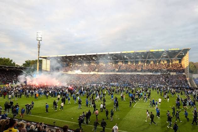 Darmstadt, 19.Mai 2024 Fussball 2. Bundesliga SV Darmstadt 98 - 1. FC Magdeburg v.l., die Fans jubeln jubelt nach Spielende, laufen aufs Spielfeld (DFL DFB REGULATIONS PROHIBIT ANY USE OF PHOTOGRAPHS as IMAGE SEQUENCES and or QUASI-VIDEO)