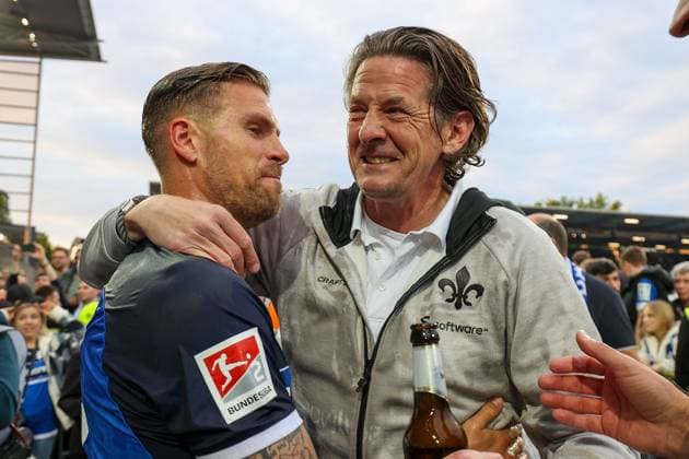 Darmstadt, 19.Mai 2024 Fussball 2. Bundesliga SV Darmstadt 98 - 1. FC Magdeburg v.l., Tobias Kempe (SV Darmstadt 98) und Carsten Wehlmann (SV Darmstadt 98) jubeln jubelt nach Spielende. (DFL DFB REGULATIONS PROHIBIT ANY USE OF PHOTOGRAPHS as IMAGE SEQUENCES and or QUASI-VIDEO)