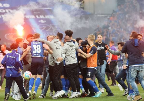 Darmstadt feiert den Aufstieg, SV Darmstadt 98 vs. FC Magdeburg, 2. Fussball-Bundesliga, Fussball, 33. Spieltag, 19.5.2023, DFL REGULATIONS PROHIBIT ANY USE OF PHOTOGRAPHS AS IMAGE SEQUENCES AND OR QUASI-hVIDEO, SV Darmstadt 98 vs. FC Magdeburg, 2. Fussball-Bundesliga, Fussball, 33. Spieltag, 19.5.2023 Darmstadt