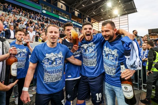 Darmstadt, 19.Mai 2024 Fussball 2. Bundesliga SV Darmstadt 98 - 1. FC Magdeburg v.l., Matthias Bader (SV Darmstadt 98), Fabian Holland (SV Darmstadt 98), Mathias Honsak (SV Darmstadt 98), Emir Karic (SV Darmstadt 98), Torwart Steve Kroll (SV Darmstadt 98) jubeln jubelt nach Spielende. (DFL DFB REGULATIONS PROHIBIT ANY USE OF PHOTOGRAPHS as IMAGE SEQUENCES and or QUASI-VIDEO)