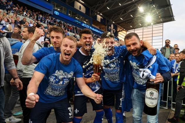 Darmstadt, 19.Mai 2024 Fussball 2. Bundesliga SV Darmstadt 98 - 1. FC Magdeburg v.l., Matthias Bader (SV Darmstadt 98), Fabian Holland (SV Darmstadt 98), Mathias Honsak (SV Darmstadt 98), Emir Karic (SV Darmstadt 98), Torwart Steve Kroll (SV Darmstadt 98) jubeln jubelt nach Spielende. (DFL DFB REGULATIONS PROHIBIT ANY USE OF PHOTOGRAPHS as IMAGE SEQUENCES and or QUASI-VIDEO)