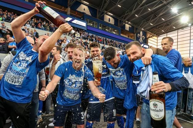 Darmstadt, 19.Mai 2024 Fussball 2. Bundesliga SV Darmstadt 98 - 1. FC Magdeburg v.l., Matthias Bader (SV Darmstadt 98), Fabian Holland (SV Darmstadt 98), Mathias Honsak (SV Darmstadt 98), Emir Karic (SV Darmstadt 98), Torwart Steve Kroll (SV Darmstadt 98) jubeln jubelt nach Spielende. (DFL DFB REGULATIONS PROHIBIT ANY USE OF PHOTOGRAPHS as IMAGE SEQUENCES and or QUASI-VIDEO)