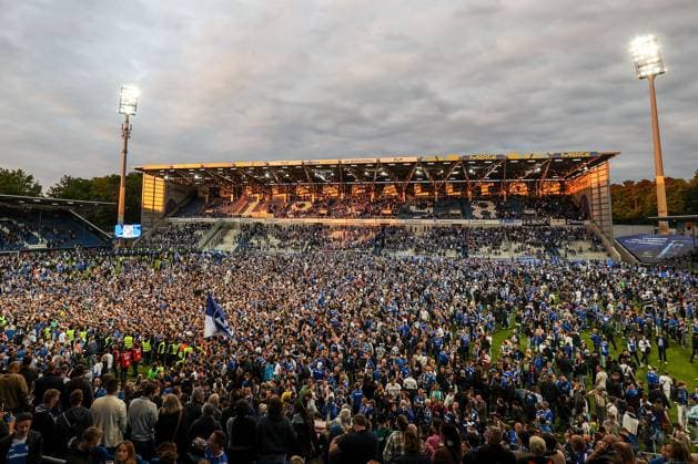 Darmstadt, 19.Mai 2024 Fussball 2. Bundesliga SV Darmstadt 98 - 1. FC Magdeburg v.l., Die fans stürmen den Platz, Fans,Stimmung, Schals, Trikots, Emotionen (DFL DFB REGULATIONS PROHIBIT ANY USE OF PHOTOGRAPHS as IMAGE SEQUENCES and or QUASI-VIDEO)
