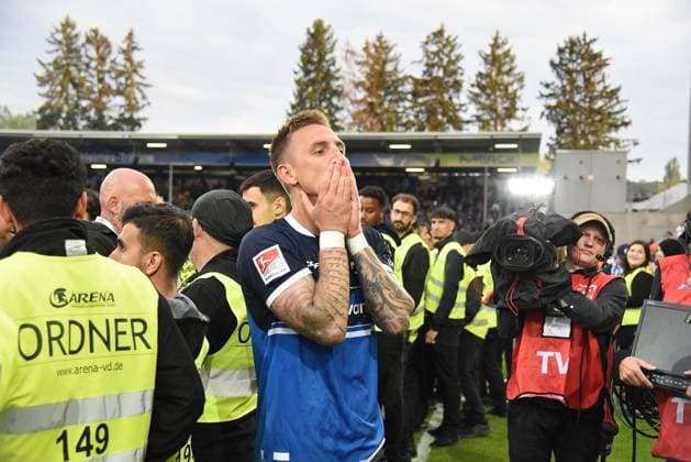 19.05.2023 Darmstadt, Merck-Stadion am Böllenfalltor Saison 2022 2023, 2. Bundesliga SV Darmstadt 98 - 1. FC Magdeburg SV Darmstadt 98 feiert den Aufstieg in die 1. Bundesliga Torschütze Phillip Tietz (9, SV98) emspor, DFL regulations prohibit any use of photographs as image sequences and or quasi-video
