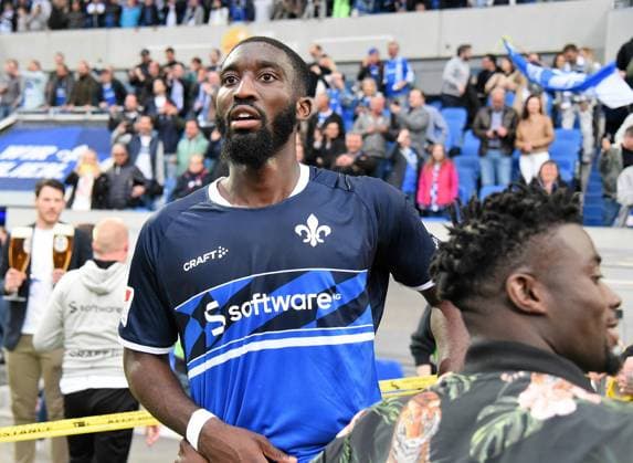 19.05.2023 Darmstadt, Merck-Stadion am Böllenfalltor Saison 2022 2023, 2. Bundesliga SV Darmstadt 98 - 1. FC Magdeburg SV Darmstadt 98 feiert den Aufstieg in die 1. Bundesliga Patric Pfeiffer (5, SV98) emspor, DFL regulations prohibit any use of photographs as image sequences and or quasi-video