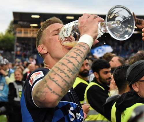 19.05.2023 Darmstadt, Merck-Stadion am Böllenfalltor Saison 2022 2023, 2. Bundesliga SV Darmstadt 98 - 1. FC Magdeburg SV Darmstadt 98 feiert den Aufstieg in die 1. Bundesliga Torschütze Phillip Tietz (9, SV98) nimmt einen großen Schluck Bier emspor, DFL regulations prohibit any use of photographs as image sequences and or quasi-video