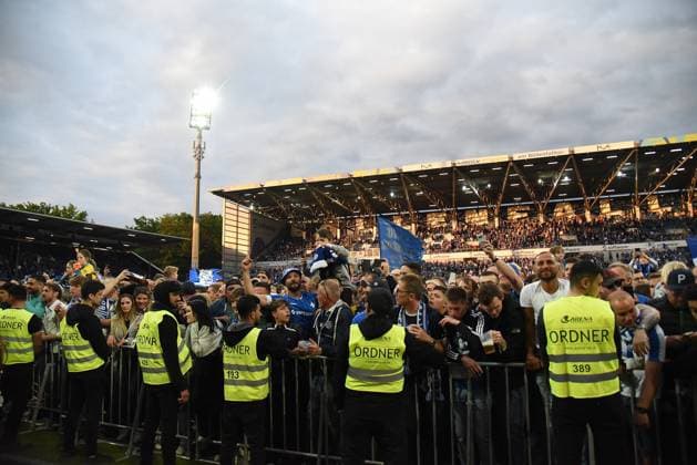 19.05.2023 Darmstadt, Merck-Stadion am Böllenfalltor Saison 2022 2023, 2. Bundesliga SV Darmstadt 98 - 1. FC Magdeburg SV Darmstadt 98 feiert den Aufstieg in die 1. Bundesliga Die Fans jubeln und sind kaum zu halten emspor, DFL regulations prohibit any use of photographs as image sequences and or quasi-video