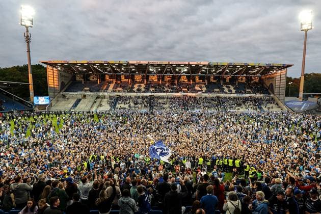 Darmstadt, 19.Mai 2024 Fussball 2. Bundesliga SV Darmstadt 98 - 1. FC Magdeburg v.l., Fans Stürmen den Platz, jubeln jubelt nach Spielende, Fans,Stimmung, Schals, Trikots, Emotionen (DFL DFB REGULATIONS PROHIBIT ANY USE OF PHOTOGRAPHS as IMAGE SEQUENCES and or QUASI-VIDEO)