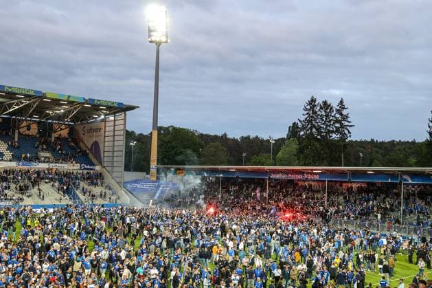 Darmstadt, 19.Mai 2024 Fussball 2. Bundesliga SV Darmstadt 98 - 1. FC Magdeburg v.l., Fans Stürmen den Platz, jubeln jubelt nach Spielende, Fans,Stimmung, Schals, Trikots, Emotionen (DFL DFB REGULATIONS PROHIBIT ANY USE OF PHOTOGRAPHS as IMAGE SEQUENCES and or QUASI-VIDEO)