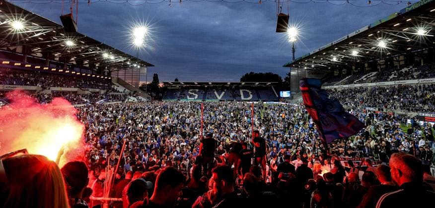 Darmstadt, 19.Mai 2024 Fussball 2. Bundesliga SV Darmstadt 98 - 1. FC Magdeburg v.l., Fans Stürmen den Platz, jubeln jubelt nach Spielende, Fans,Stimmung, Schals, Trikots, Emotionen (DFL DFB REGULATIONS PROHIBIT ANY USE OF PHOTOGRAPHS as IMAGE SEQUENCES and or QUASI-VIDEO)