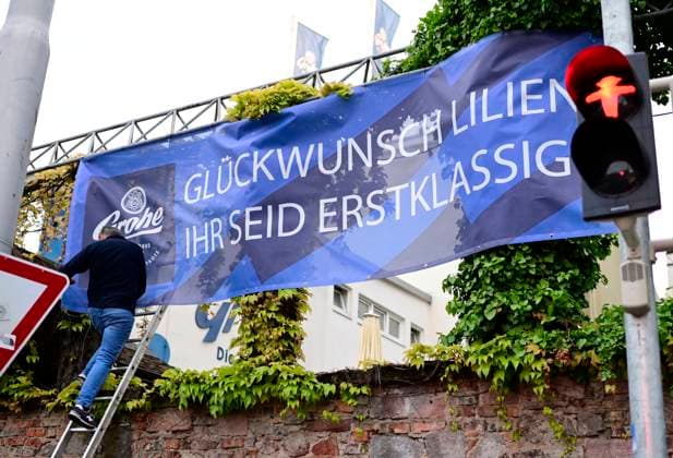 19.05.2023 Fussball 2. Bundesliga 2022 2023 Jubel bei SV Darmstadt 98 Anhänger zum Aufstieg Meisterschaft viele Fans kommen jetzt vom Stadion in die Innenstadt per Auto Corso Fahhrad Straßenbahn Fuß zum Feiern Darmstadt Hessen Deutschland
