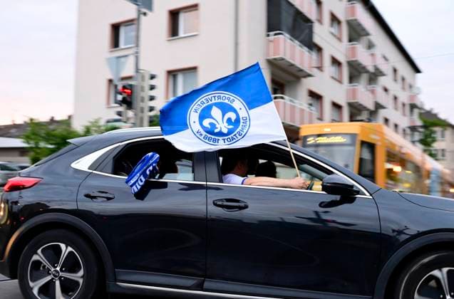 19.05.2023 Fussball 2. Bundesliga 2022 2023 Jubel bei SV Darmstadt 98 Anhänger zum Aufstieg Meisterschaft viele Fans kommen jetzt vom Stadion in die Innenstadt per Auto Corso Fahhrad Straßenbahn Fuß zum Feiern Darmstadt Hessen Deutschland