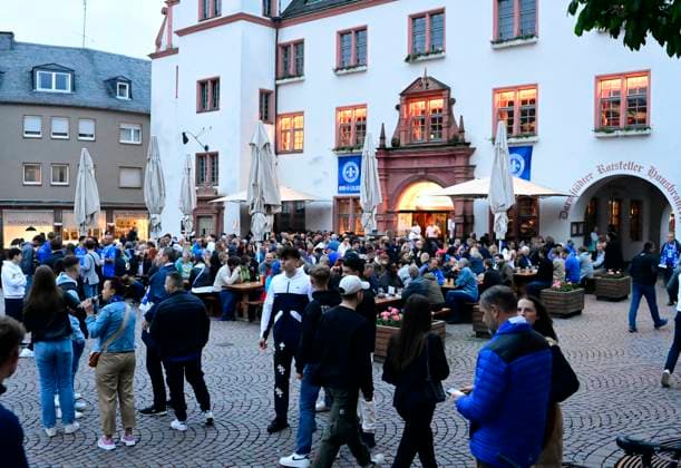 19.05.2023 Fussball 2. Bundesliga 2022 2023 Jubel bei SV Darmstadt 98 Anhänger zum Aufstieg Meisterschaft viele Fans kommen jetzt vom Stadion in die Innenstadt per Auto Corso Fahhrad Straßenbahn Fuß zum Feiern Darmstädter RatskellerHausbrauerei Darmstadt Hessen Deutschland