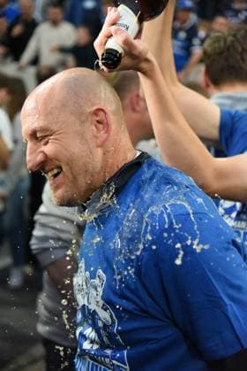 19.05.2023 Darmstadt, Merck-Stadion am Böllenfalltor Saison 2022 2023, 2. Bundesliga SV Darmstadt 98 - 1. FC Magdeburg SV Darmstadt 98 feiert den Aufstieg in die 1. Bundesliga Eine Bierdusche für den Aufstiegstrainer Torsten Lieberknecht SV Darmstadt 98 muss sein emspor, DFL regulations prohibit any use of photographs as image sequences and or quasi-video
