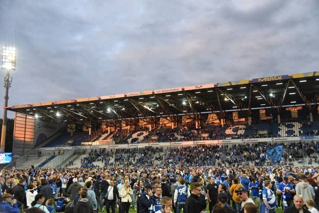 19.05.2023 Darmstadt, Merck-Stadion am Böllenfalltor Saison 2022 2023, 2. Bundesliga SV Darmstadt 98 - 1. FC Magdeburg SV Darmstadt 98 feiert den Aufstieg in die 1. Bundesliga Glückliche Lilienfans emspor, DFL regulations prohibit any use of photographs as image sequences and or quasi-video