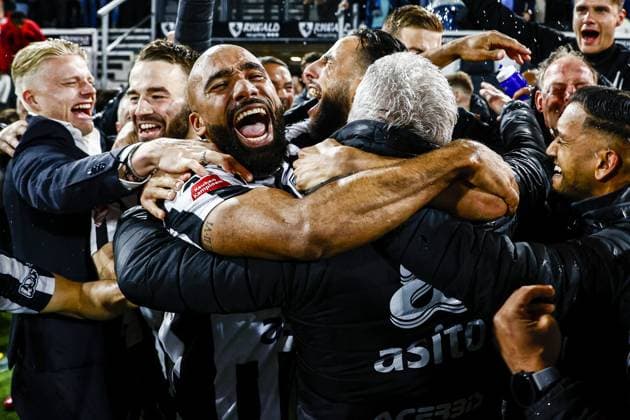 Sport Themen der Woche KW20 Sport Bilder des Tages ALMELO - Players of Heracles Almelo and Heracles Almelo coach John Lammers celebrate the championship during the Kitchen Champion Division match between Heracles Almelo and Jong Ajax at Erve Asito stadium on May 19, 2023 in Almelo, Netherlands. ANP VINCENT JANNINK Keuken Kampioen Divisie 2022 2023 xVIxANPxSportx xxANPxIVx 469666741 originalFilename: 469666741.jpg