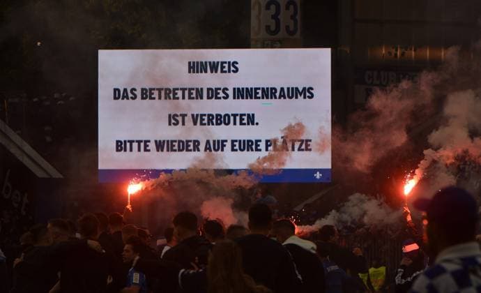 19.05.2023 Darmstadt, Merck-Stadion am Böllenfalltor Saison 2022 2023, 2. Bundesliga SV Darmstadt 98 - 1. FC Magdeburg Der Hinweis auf das Verbot des Betretens des Innenraums zeigt bei den Fans keine Wirkung emspor, DFL regulations prohibit any use of photographs as image sequences and or quasi-video