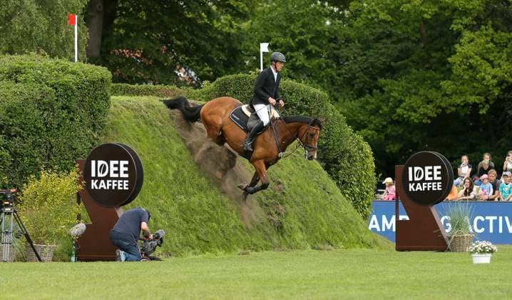 Sport Themen der Woche KW20 Sport Bilder des Tages Foto : Kai RÜDER (GER) auf dem Pferd Cross Keys am berühmten Wall Hindernis Pferdesport, Dt. Spring- und Dressurderby 2. Qualifikation zum Derby - Preis der Deutschen Kreditbank - am Fr. 19.05.2022 *** Photo Kai RÜDER GER on the horse Cross Keys at the famous Wall obstacle equestrian sport, Dt Spring and Dressage Derby 2 qualification for the Derby Prize of Deutsche Kreditbank on Fri 19 05 2022