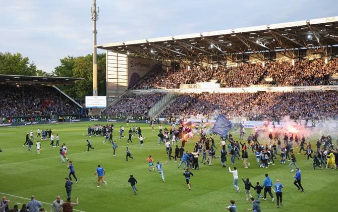 19.05.2023, xdcx, Fussball 2. Bundesliga, SV Darmstadt 98 - 1. FC Magdeburg, emonline, emspor, despor, v.l., Darmstadt-Fans feiern den Bundesliga-Aufstieg, Platzsturm DFL DFB REGULATIONS PROHIBIT ANY USE OF PHOTOGRAPHS AS IMAGE SEQUENCES AND OR QUASI-VIDEO.
