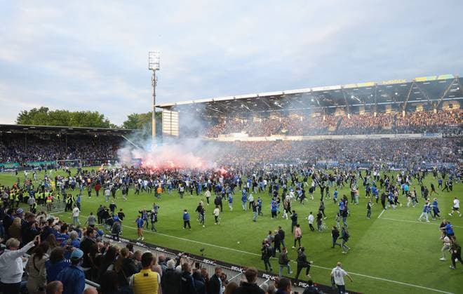 19.05.2023, xdcx, Fussball 2. Bundesliga, SV Darmstadt 98 - 1. FC Magdeburg, emonline, emspor, despor, v.l., Darmstadt-Fans feiern den Bundesliga-Aufstieg, Platzsturm DFL DFB REGULATIONS PROHIBIT ANY USE OF PHOTOGRAPHS AS IMAGE SEQUENCES AND OR QUASI-VIDEO.