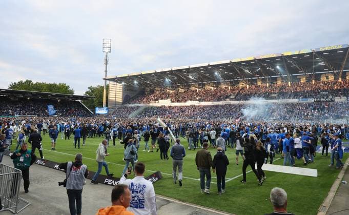 19.05.2023, xdcx, Fussball 2. Bundesliga, SV Darmstadt 98 - 1. FC Magdeburg, emonline, emspor, despor, v.l., Darmstadt-Fans feiern den Bundesliga-Aufstieg, Platzsturm DFL DFB REGULATIONS PROHIBIT ANY USE OF PHOTOGRAPHS AS IMAGE SEQUENCES AND OR QUASI-VIDEO.