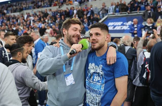19.05.2023, xdcx, Fussball 2. Bundesliga, SV Darmstadt 98 - 1. FC Magdeburg, emonline, emspor, despor, v.l., Stadionsprecher Colin Mahnke und Emir Karic (SV Darmstadt 98) DFL DFB REGULATIONS PROHIBIT ANY USE OF PHOTOGRAPHS AS IMAGE SEQUENCES AND OR QUASI-VIDEO.