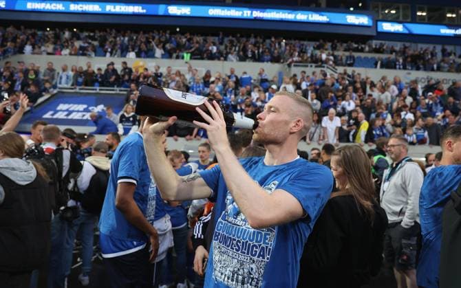 Sport Bilder des Tages 19.05.2023, xdcx, Fussball 2. Bundesliga, SV Darmstadt 98 - 1. FC Magdeburg, emonline, emspor, despor, v.l., Thomas Isherwood (SV Darmstadt 98) feiert den Aufstieg in die Bundesliga DFL DFB REGULATIONS PROHIBIT ANY USE OF PHOTOGRAPHS AS IMAGE SEQUENCES AND OR QUASI-VIDEO.