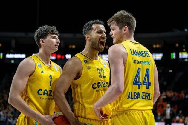 Basketball Berlin 19.05.2023 Saison 2022 2023 easyCredit BBL 1. Bundesliga Playoffs Viertelfinale Spiel 3 Alba Berlin - ratiopharm Ulm Ben Lammers (Alba Berlin, No.44) Johannes Thiemann (Alba Berlin, No.32) Gabriele Procida (Alba Berlin, No.01) Jubel
