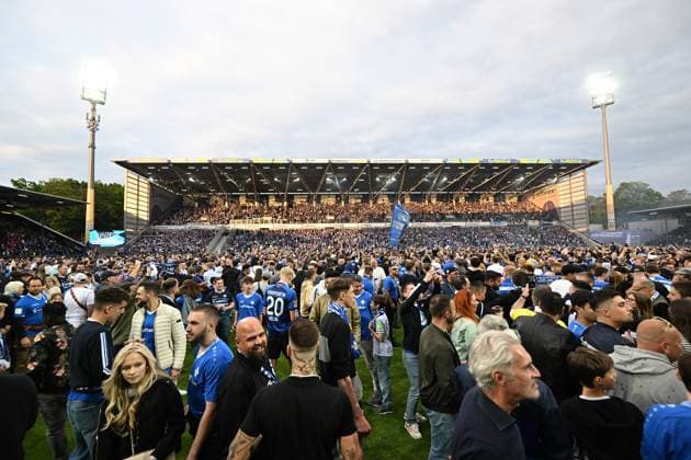19.05.2023, xfux, Fussball 2.Bundesliga, SV Darmstadt 98 - 1.FC Magdeburg, emonline, emspor, v.l. Fans auf dem rasen feiern den Aufstieg (DFL DFB REGULATIONS PROHIBIT ANY USE OF PHOTOGRAPHS as IMAGE SEQUENCES and or QUASI-VIDEO. Eine Lizenzierung des Lichtbildwerkes an den SV Darmstadt 1898 e.V. sowie Tochterunternehmen ist nicht gestattet. NO release of or sale to SV Darmstadt 1898 e.V.) Darmstadt