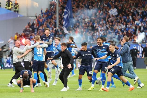 19.05.2023, xtvx, Fussball 2.Bundesliga, SV Darmstadt 98 - 1.FC Magdeburg emspor, emonline, v.l. nach dem Spiel, after the match Mannschaft Darmstadt feiert den Aufstieg (DFL DFB REGULATIONS PROHIBIT ANY USE OF PHOTOGRAPHS as IMAGE SEQUENCES and or QUASI-VIDEO) Darmstadt