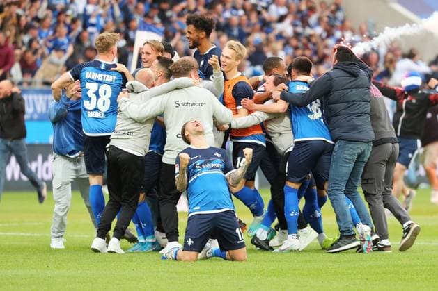 19.05.2023, xtvx, Fussball 2.Bundesliga, SV Darmstadt 98 - 1.FC Magdeburg emspor, emonline, v.l. nach dem Spiel, after the match Mannschaft Darmstadt feiert den Aufstieg (DFL DFB REGULATIONS PROHIBIT ANY USE OF PHOTOGRAPHS as IMAGE SEQUENCES and or QUASI-VIDEO) Darmstadt