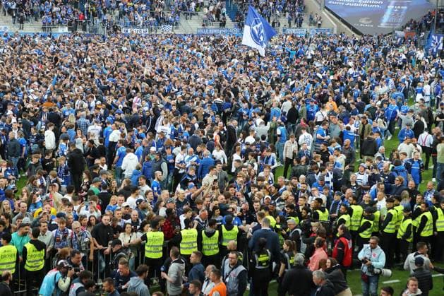 19.05.2023, xtvx, Fussball 2.Bundesliga, SV Darmstadt 98 - 1.FC Magdeburg emspor, emonline, v.l. nach dem Spiel, after the match Darmstaedter Fans Darmstadt feiert den Aufstieg (DFL DFB REGULATIONS PROHIBIT ANY USE OF PHOTOGRAPHS as IMAGE SEQUENCES and or QUASI-VIDEO) Darmstadt