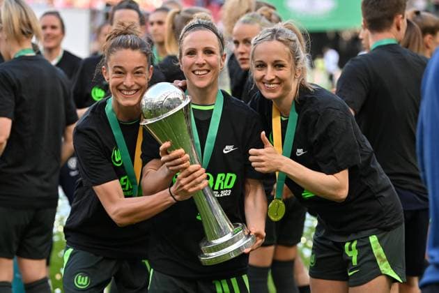 Felicitas Rauch (VfL Wolfsburg, 13) Svenja Huth (VfL Wolfsburg, 10) Kathrin Hendrich (VfL Wolfsburg, 4) strahlen mit dem DFB Pokal in die Kamera, 18.05.2023, Köln (Deutschland), Fussball, DFB Pokalfinale der Frauen -VFL Wolfsburg - SC Freiburg, DFB DFL REGULATIONS PROHIBIT ANY USE OF PHOTOGRAPHS AS IMAGE SEQUENCES AND OR QUASI-VIDEO.