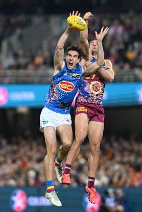 Sport Themen der Woche KW20 AFL LIONS SUNS, Ben King (left) of the Suns contests for the ball during the AFL Round 10 match between the Brisbane Lions and the Gold Coast Suns at the Gabba in Brisbane, Saturday, May 20, 2023. ( NO ARCHIVING, EDITORIAL USE ONLY, NO USE IN BOOKS WITHOUT CONSENT BRISBANE QUEENSLAND AUSTRALIA  Copyright: xDARRENxENGLANDx 20230520001800699145