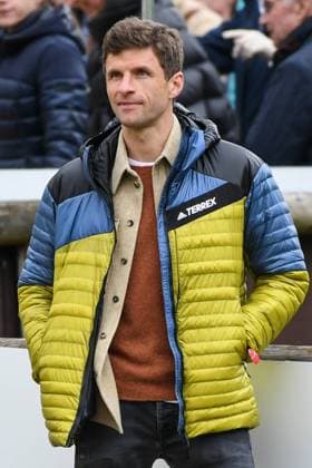 Reitsport - MÜLLER Thomas (Fußballer FC Bayern München) als Zuschauer bei dem Dressurritt seiner Frau MÜLLER Lisa (GER RFV Hachinger Tal) auf Gut Wettlkam s Mondrian beim Preis der Frank Zimmerei Holzbau GmbH & Co. KG in Verbindung mit der Verleihung Harmonie & Fairnesspreis von Anrecht Investment CDI3* Grand Prix Dressurarena Wettlkam bei der Pferd International am 18.05.2023, Deutschland, Bayern, München-Riem München - Riem Springarena, Olympia-Halle, Dressurarena Bayern Deutschland