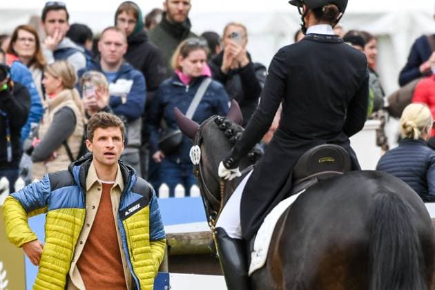 Reitsport - MÜLLER Thomas (Fußballer FC Bayern München) als Zuschauer bei dem Dressurritt seiner Frau MÜLLER Lisa (GER RFV Hachinger Tal) auf Gut Wettlkam s Mondrian beim Preis der Frank Zimmerei Holzbau GmbH & Co. KG in Verbindung mit der Verleihung Harmonie & Fairnesspreis von Anrecht Investment CDI3* Grand Prix Dressurarena Wettlkam bei der Pferd International am 18.05.2023, Deutschland, Bayern, München-Riem München - Riem Springarena, Olympia-Halle, Dressurarena Bayern Deutschland *** Equestrian MÜLLER Thomas footballer FC Bayern Munich as a spectator at the dressage ride of his wife MÜLLER Lisa GER RFV Hachinger Tal on Gut Wettlkam s Mondrian at the prize of Frank Zimmerei Holzbau GmbH Co KG in connection with the award Harmonie Fairness Prize of Entitlement Investment CDI3 Grand Prix Dressage Arena Wettlkam at the Horse International on 18 05 2023, Germany, Bavaria, Munich Riem Munich Riem Springarena, Olympic Hall, Dressage Arena Bavaria Germany