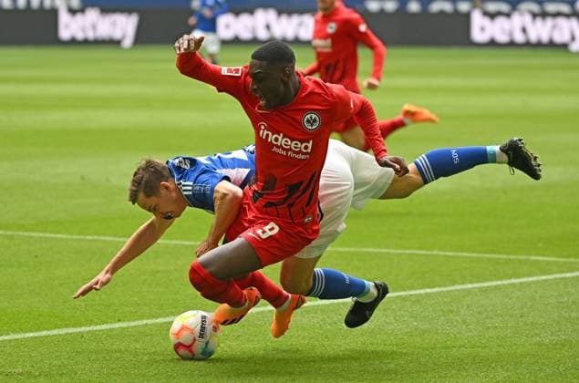 Sport Themen der Woche KW20 Sport Bilder des Tages 20.05.2023, xjhx, Fussball 1.Bundesliga, FC Schalke 04 - Eintracht Frankfurt emspor, v.l. Cedric Brunner (FC Schalke 04), Randal Kolo Muani of Eintracht Frankfurt (DFL DFB REGULATIONS PROHIBIT ANY USE OF PHOTOGRAPHS as IMAGE SEQUENCES and or QUASI-VIDEO) Gelsenkirchen *** 20 05 2023, xjhx, Football 1 Bundesliga, FC Schalke 04 Eintracht Frankfurt emspor, v l Cedric Brunner FC Schalke 04 , Randal Kolo Muani of Eintracht Frankfurt DFL DFB REGULATIONS PROHIBIT ANY USE OF PHOTOGRAPHS as IMAGE SEQUENCES and or QUASI VIDEO Gelsenkirchen