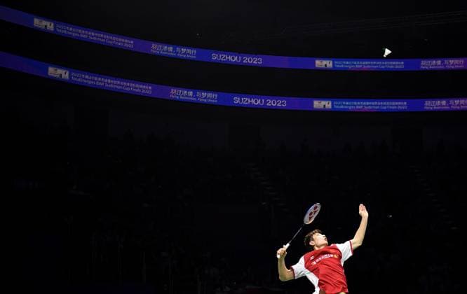 Sport Themen der Woche KW20 Sport Bilder des Tages (230520) -- SUZHOU, May 20, 2023 -- Shi Yuqi of China competes during the men s singles match against Naraoka Kodai of Japan of the semifinal match between China and Japan at BWF Sudirman Cup in Suzhou, east China s Jiangsu Province, May 20, 2023. ) (SP)CHINA-SUZHOU-BADMINTON-SUDIRMAN CUP-SEMIFINALS-CHN VS JPN (CN) HouxZhaokang 