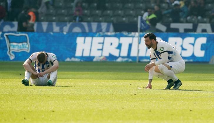 Sport Themen der Woche KW20 Marton Dardai, Marvin Plattenhardt enttäuscht nach Abstieg abgestiegen Absteiger Enttäuschung Fußball Fussball DFL Bundesliga Herren 33.Spieltag Saison 2022 2023 20.05.2023 Hertha BSC Berlin vs. VfL Bochum DFL regulations prohibit any use of photographs as image sequences and or quasi-video *** Marton Dardai, Marvin Plattenhardt disappointed after relegation relegated disappointment Sports Football Soccer DFL Bundesliga Men 33 Matchday Season 2022 2023 20 05 2023 Hertha BSC Berlin vs VfL Bochum DFL regulations prohibit any use of photographs as image sequences and or quasi video