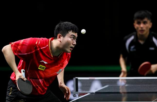 Sport Themen der Woche KW20 Sport Bilder des Tages (230520) -- DURBAN, May 20, 2023 -- Liang Jingkun (L) of China serves during the first round of men s singles between Liang Jingkun of China and Alfred Dela Pena of New Zealand at 2023 ITTF Table tennis, Tischtennis World Championships Finals in Durban, South Africa, May 20, 2023. ) (SP)SOUTH AFRICA-DURBAN-ITTF-TABLE TENNIS-WORLD CHAMPIONSHIPS FINALS ZhangxYudong 
