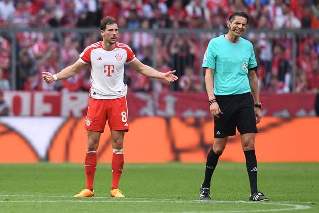Sport Themen der Woche KW20 Fußball 1. Bundesliga 33. Spieltag FC Bayern München - RB Leipzig am 20.05.2023 in der Allianz Arena in München Leon Goretzka ( München ), links - Schiedsrichter Deniz Aytekin, rechts enttäuscht DFL regulations prohibit any use of photographs as image sequences and or quasi-video. *** Soccer 1 Bundesliga 33 Matchday FC Bayern Munich RB Leipzig on 20 05 2023 at the Allianz Arena in Munich Leon Goretzka Munich , left referee Deniz Aytekin, right disappointed DFL regulations prohibit any use of photographs as image sequences and or quasi video xHDx