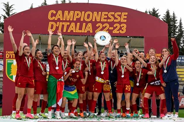 Bilder des Jahres 2023, Sport 05 Mai Sport Themen der Woche KW20 Elisa Bartoli of AS Roma lifts the trophy as AS Roma players celebrate the victory of the italian championship 2022 2023 at the end of the Women Serie A football match between AS Roma and FC Internazionale at tre fontane stadium, Rome (Italy), May 20th, 2023. AS Roma won his first scudetto of club history. andreaxstaccioli
